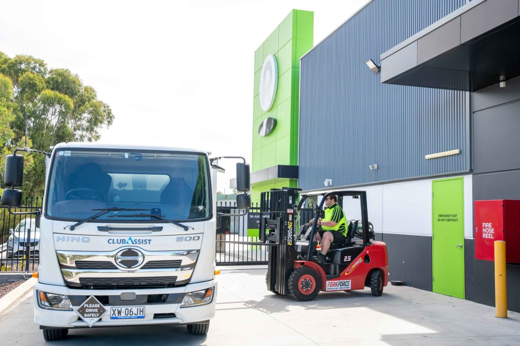 Roomia Chirnside Park forklift_9550C Chirnside Park self storage facility with forklift on site and wide driveways for trucks.