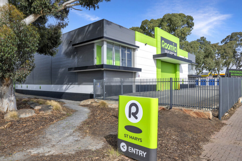 _Pylon Sign at St Marys SA DSC0569 Welcome entry sign to Roomia St Marys in Adelaide